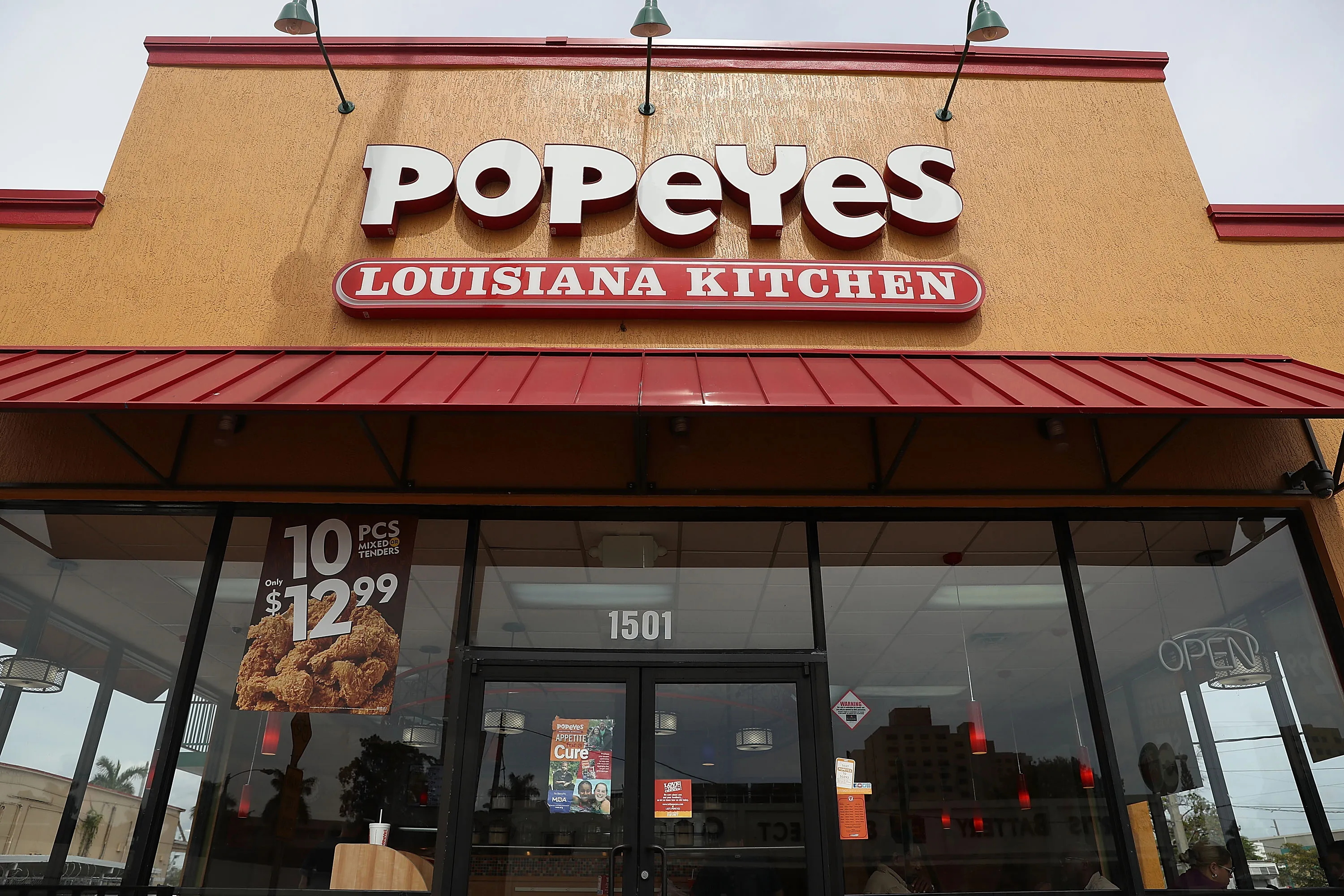 Popeyesはファーストフードのトレンドに加わり、店でシグネチャーソースを販売します。