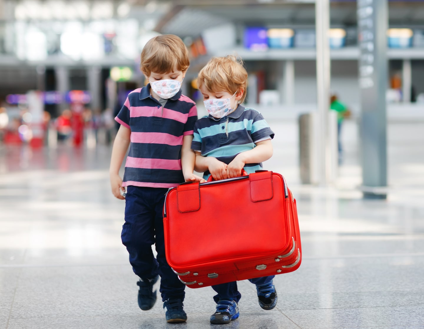 小さなお子様と一緒に飛行機に乗るときの 10 のヒント: 機内持ち込み手荷物などに詰めるべきもの