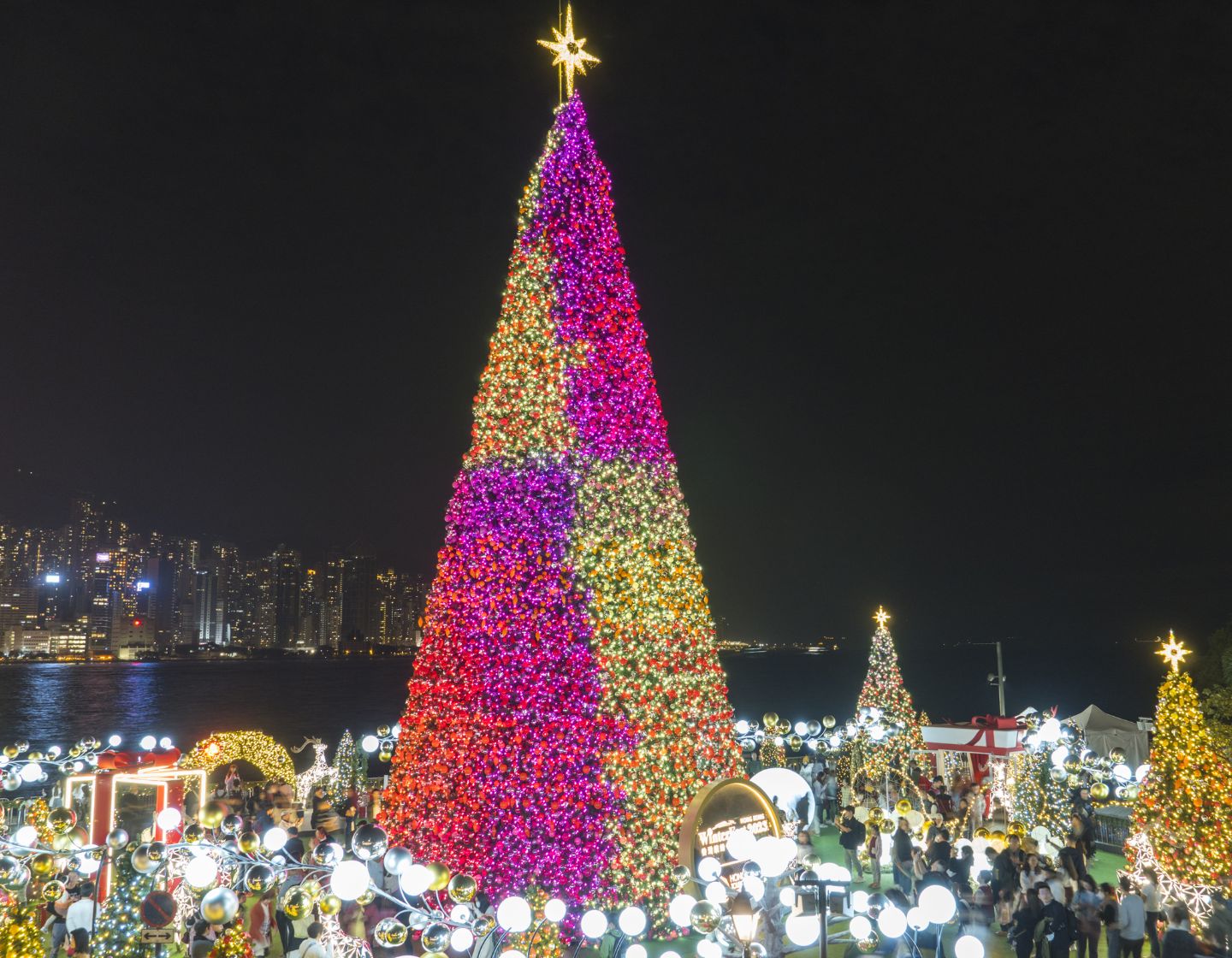 2024 年の香港のクリスマス装飾、クリスマスイルミネーション、お祭りのディスプレイ