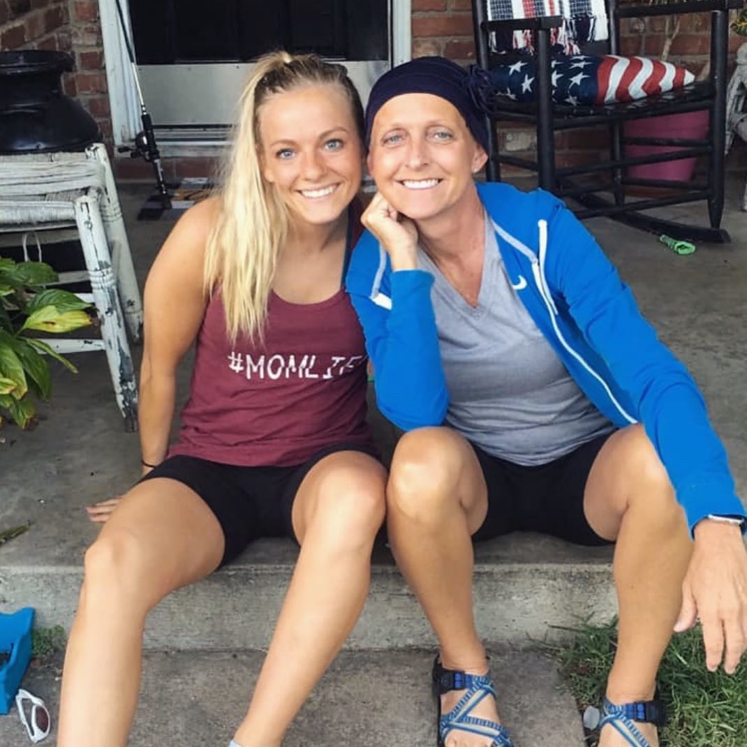 「ティーンママ」要約:マッケンジーマッキーは妊娠を共有するために母親の墓地を涙ながら訪問します